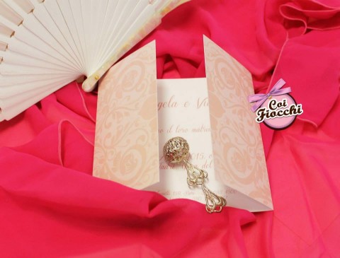 partecipazioni-di-nozze-color-rosa-pesco-carta-perlata-damasco