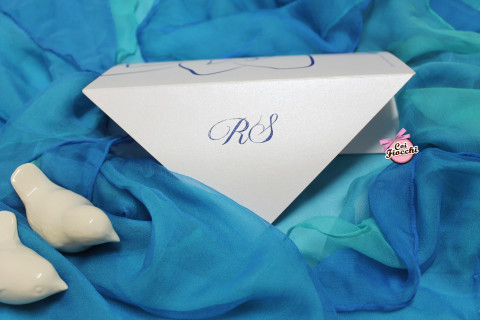 partecipazione di nozze in carta perlata e iniziali sposi in termorilievo Coi Fiocchi wedding design