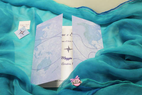  partecipazione tema viaggio-rosa-dei-venti-e-cartina-geografica-Coi Fiocchi wedding design