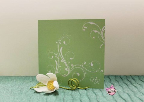 partecipazioni-di-matrimonio-in-carta-perlata-verde-e-argento-con-ghirigori-coi-fiocchi-wedding-design