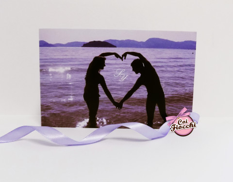 Partecipazione di nozze con foto romantica degli sposi sulla spiaggia sui toni del glicine