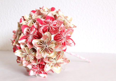 Bouquet-sposa-particolari-e-alternativi-per-la-sposa-originale-bouquet-carta-origami