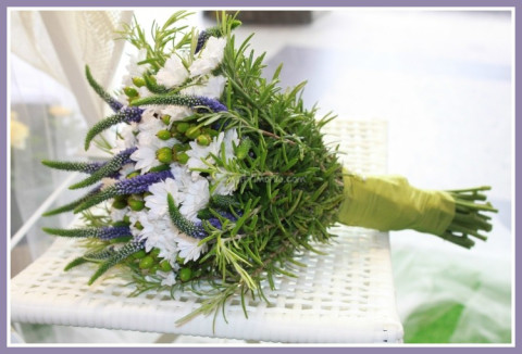  Bouquet-sposa-particolari-e-alternativi-per-la-sposa-originale-bouquet-erbe-e-fiori-di-campo