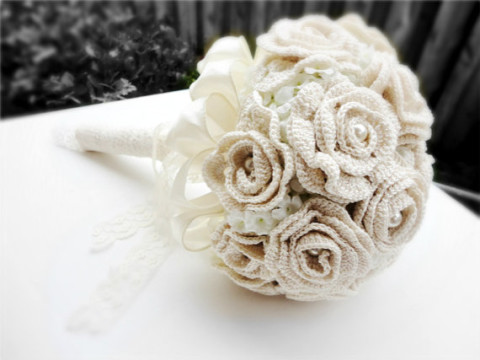 Bouquet-sposa-particolari-e-alternativi-per-la-sposa-originale-bouquet-in-cotone-uncinetto