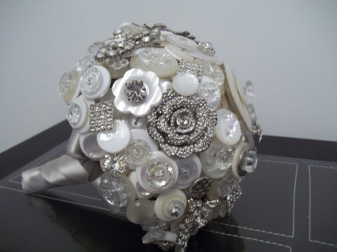 Bouquet-sposa-particolari-e-alternativi-per-la-sposa-originale-bouquet-bottoni-e-spille