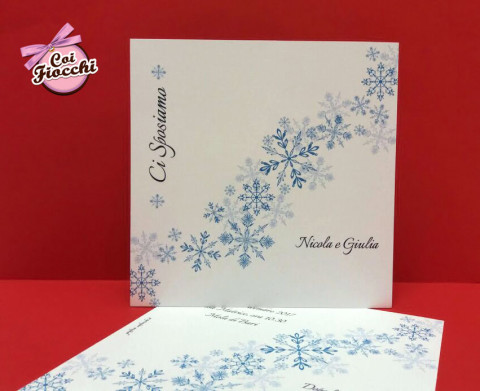partecipazioni di nozze natalizie per chi si sposa a Dicembre-cristalli di neve azzurri