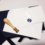 modello di partecipazione di nozze a foglio unico con sigillo in ceralacca e iniziali degli sposi