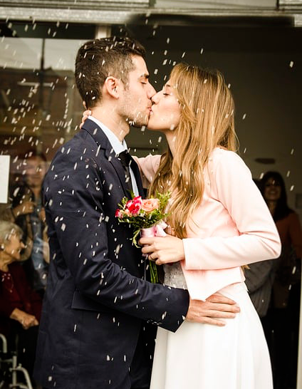 sposi che si baciano alla fine del matrimonio civile