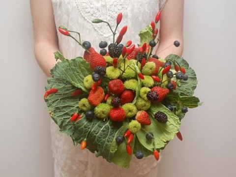  Bouquet-sposa-particolari-e-alternativi-per-la-sposa-originale-bouquet-frutta-e-verdura
