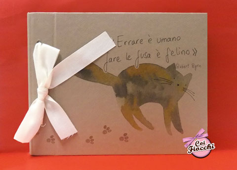 idee regalo album fotografico con gatto e citazione di robert byrn su carta kraft e fiocco bianco laterale