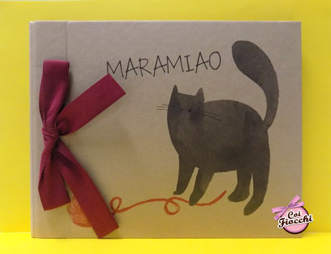 album-fotografico in carta kraft con gatto nero illustrato e fiocco bordeaux e testo maramiao