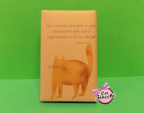 idee regalo natalizie -saponetta-sapone-naturale con disegnato un gatto rosso e una citazione di harry swanson