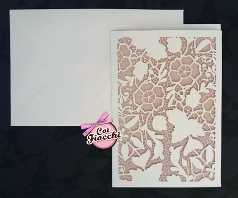 partecipazione-matrimonio laser cut con intaglio floreale effetto pizzo su carta rosa pesco