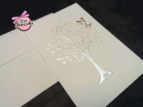 Invito nozze total white con albero in carta perlata e farfalline fustellate.
