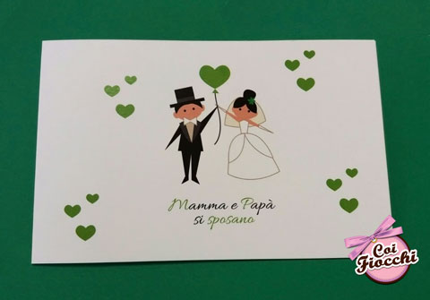 Partecipazioni di matrimonio simpatiche con sposini stilizzati e cuoricini verdi