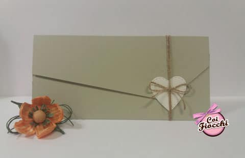 Partecipazione nozze ecologica in carta riciclata kiwi a foglio unico con apertura asimmetrica e tag a forma di cuore.