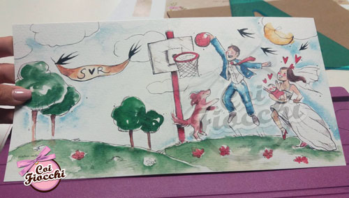 invito nozze con illustrazione ad acquerello che raffigura gli sposi con il loro bebè e il cane mentre giocano a basket