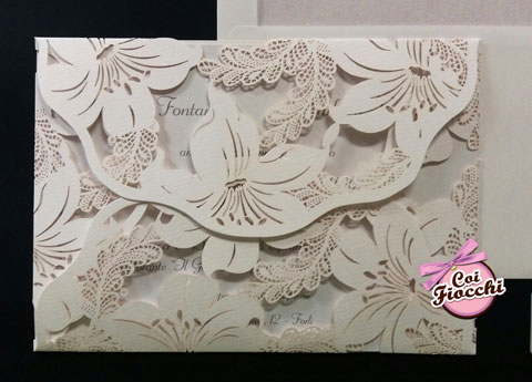 partecipazione-matrimonio-laser-cut con fiori di ibiscus intagliati