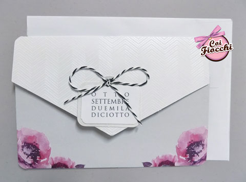 partecipazione-nozze-shabby- a foglio unico in carta perlata con fiori e tag