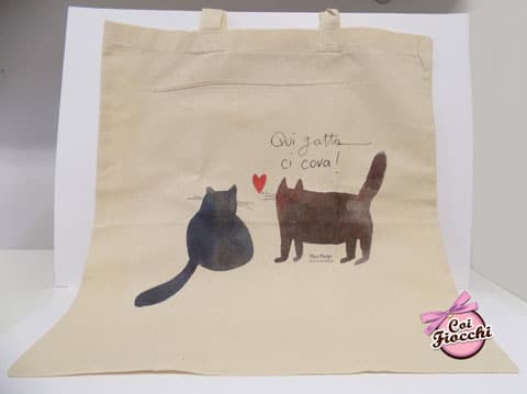 idee regalo a tema gatti-borsa-shopper in cotone bio con gatti innamorati e citazione qui gatta ci cova