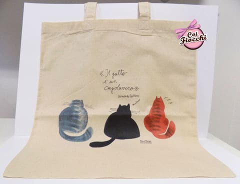 idee regalo a tema gatti-borsa-shopper in cotone bio con tre gattoni disegnati e citazione il gatto è un capolavoro