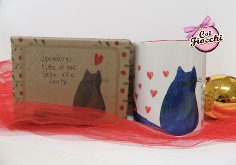 idee regalo natalizie tazza con gatto nero e cuoricini