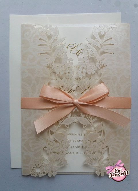 partecipazione nozze elegante lasercut con ante perlate e fiocco rosa pesco