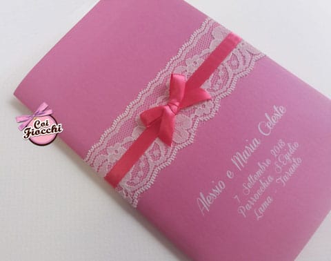 libretto messa in carta perlata rosa con fascetta di pizzo vero e fiocco di raso fucsia
