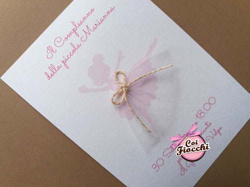 invito di compleanno bimba con sagoma di ballerina e gonnellino di vero tulle