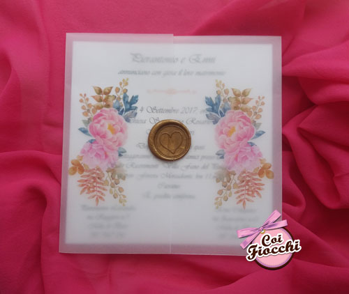 Partecipazione nozze in arta trasparente e ceralacca color oro con fiori rosa.