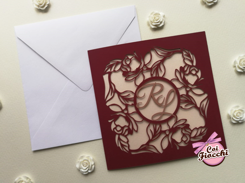 partecipazione nozze intaglio laser di rose su carta bordeaux