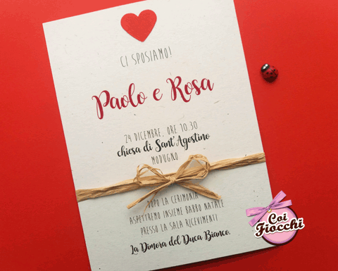 partecipazione nozze con cuore rosso semplice in carta riciclata e fiocchetto di rafia.