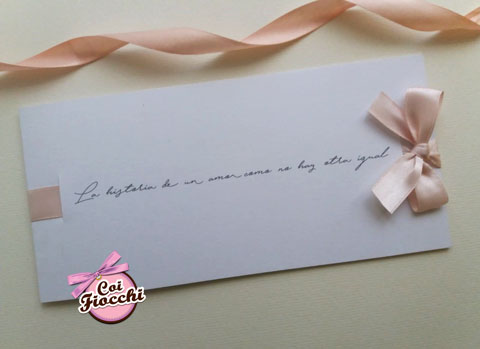 partecipazioni-di-matrimonio-in-carta-perlata-frase-di-canzone-con fiocco rosa pesco