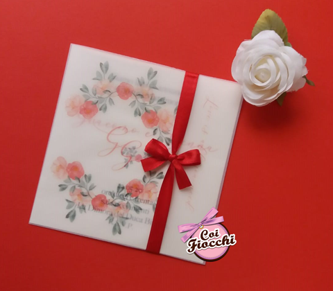 Partecipazione su carta trasparente con fiori e raso rosso.