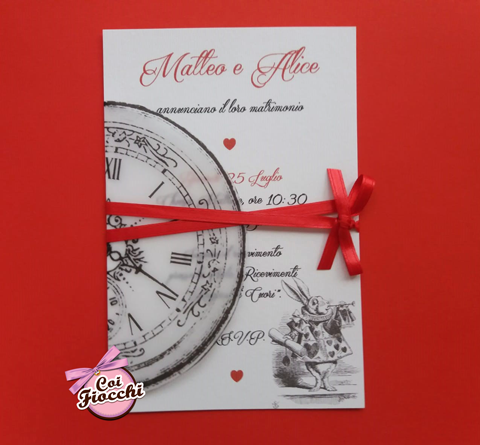 Partecipazione nozze a tema Alice del Paese delle Meraviglie con orologio in carta trasparente