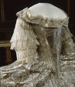Il particolare delle maniche in pizzo dell'abito da sposa della principessa Sophia Magdalena