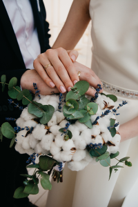 tradizioni-matrimonio-qualcosa di blu-bouquet con cotone e fiorellini blu