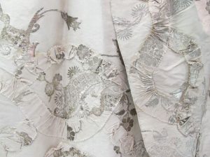 dettaglio dell'abito da sposa del XVIII secolo