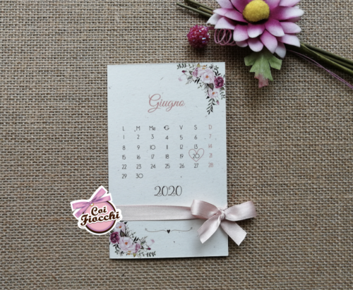 partecipazione nozze rosa boho chic con calendario e fiori in carta riciclata