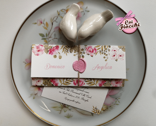 Partecipazione matrimonio shabby con rosa in ceralacca e fiori