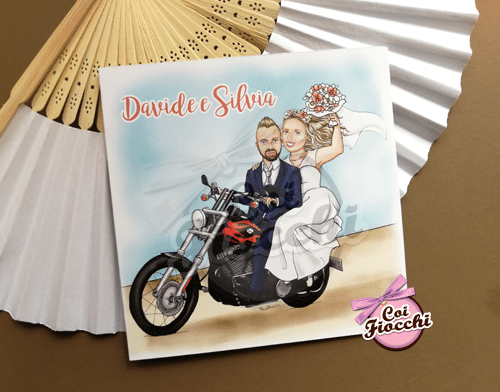 Partecipazione con caricatura sposi su moto Harley Davidson.