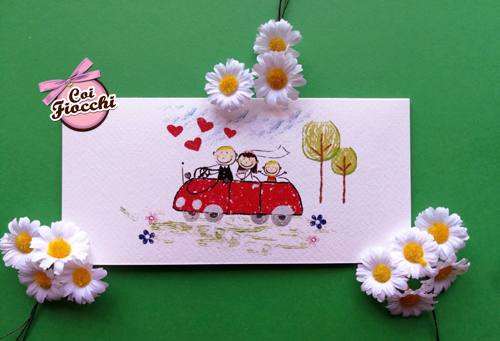 partecipazione-nozze-con-figli-che annunciano con disegno-stilizzato degli sposini e del figlio in automobile
