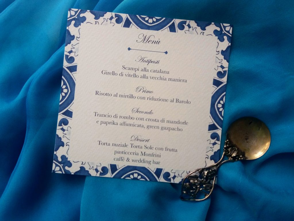 menu nozze tema maiolica blu e bianca