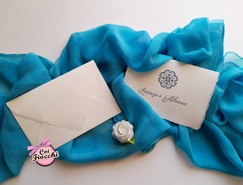 inviti nozze in carta amalfitana semplici con piccolo disegno di maiolica blu e bianca