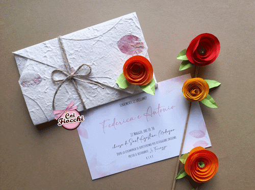 Partecipazione nozze a busta in carta di riso con inserti di veri petali