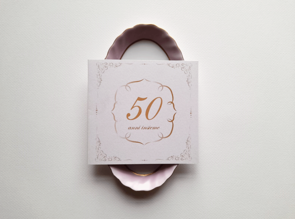 partecipazione anniversario 50 anni matrimonio semplice con ghirigori color oro