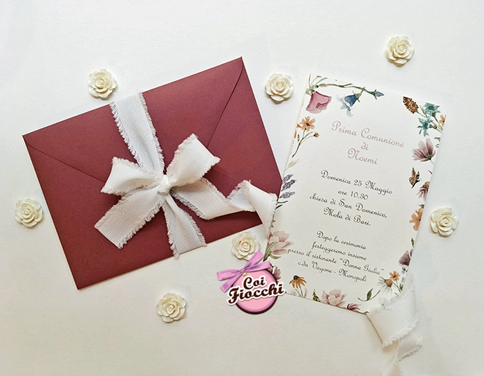 partecipazioni comunione con fiori e nastro di chiffon corredati di busta bordeaux