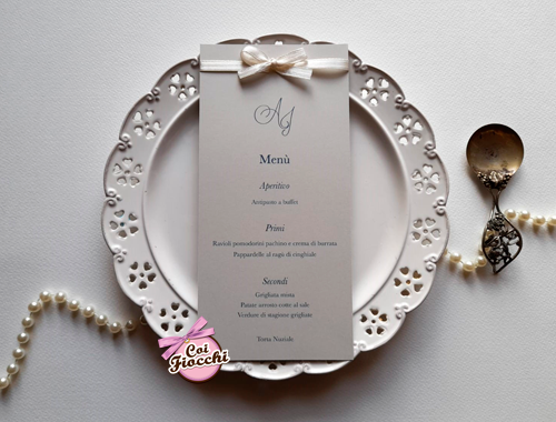 cartoncino menu elegante con iniziali sposi