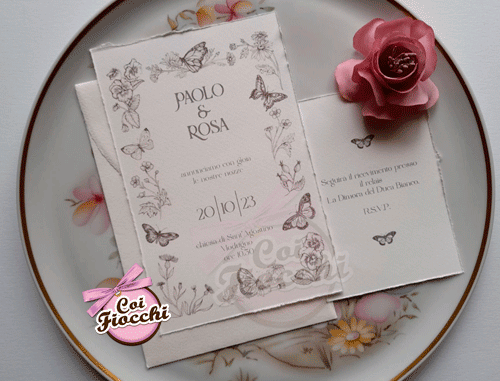 Partecipazione nozze su carta amalfitana con cornice di farfalle e fiori