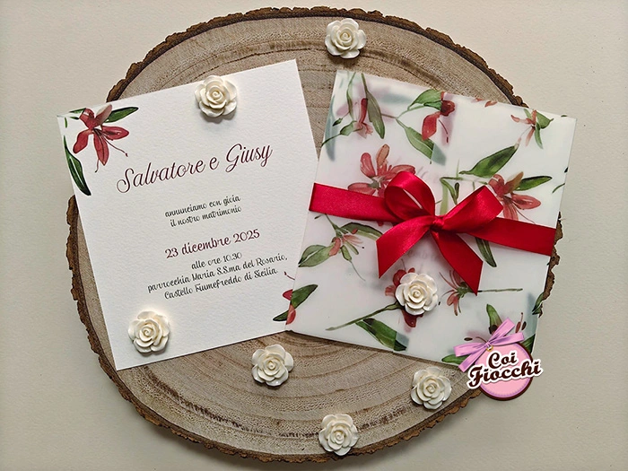 partecipazione elegante natalizia su carta trasparente con fiocco e fiori rossi